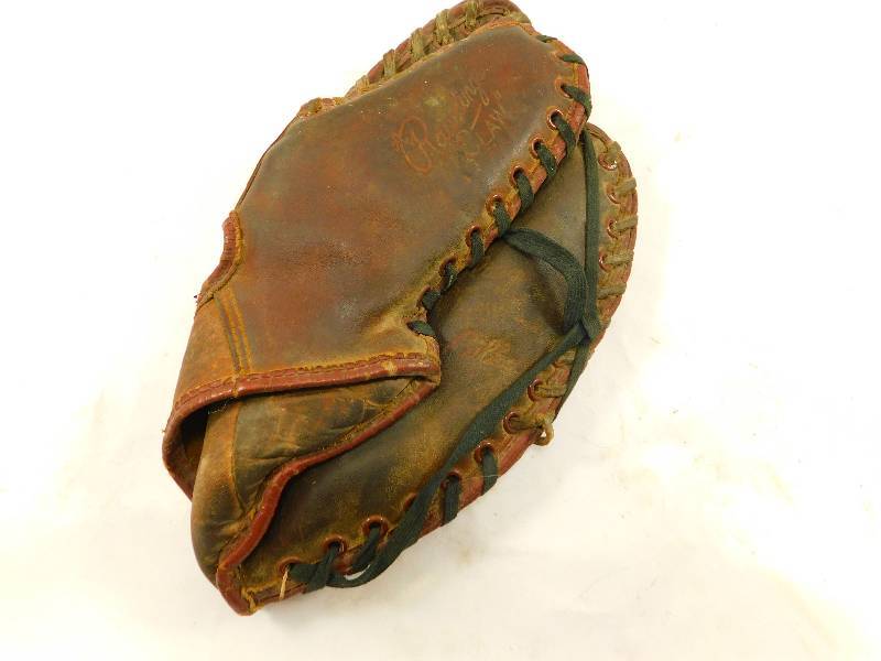 lot 8 image: Vintage Rawlings Claw Baseball Glove