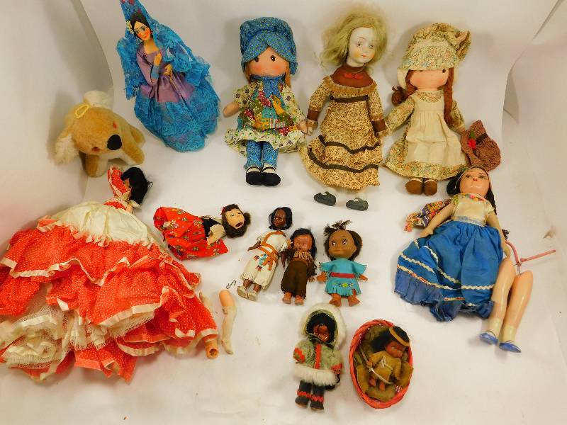 lot 18 image: Lot of Dolls