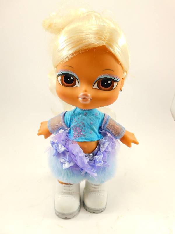 lot 26 image: 12 Bratz Doll