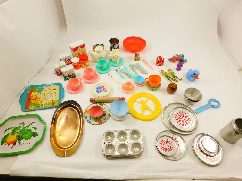 lot 37 image: Lot of Vintage Tea Sets and Other Various Toys