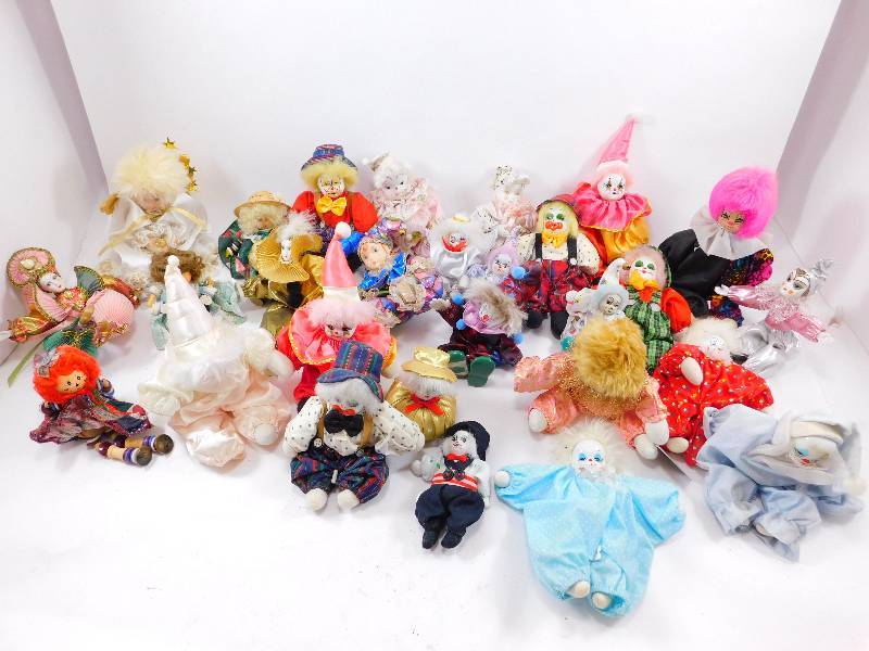 lot 42 image: Lot of Porcelain ClownsDolls