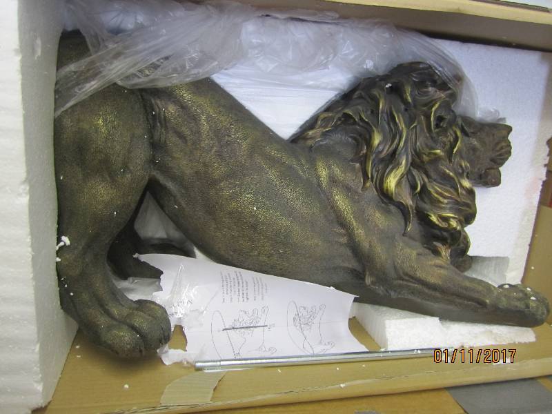 lot 57 image: Large Lion Dcor Piece...