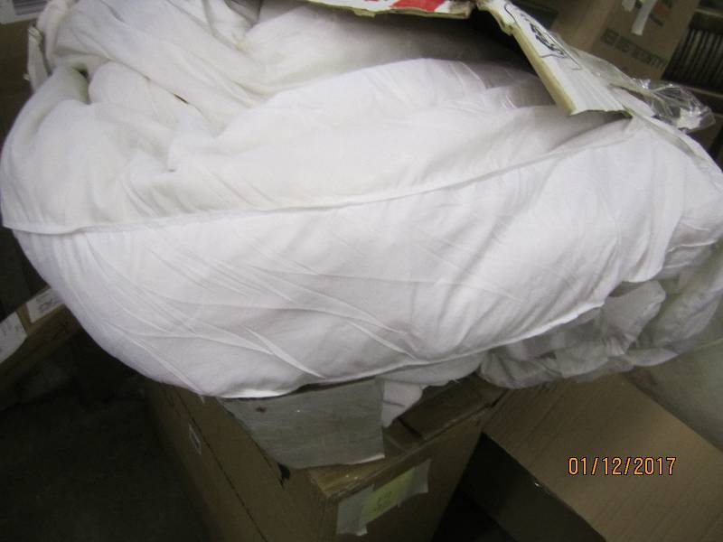 lot 91 image: Featherbed Topper open box returns ...