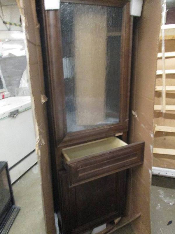 lot 41 image: Templin 21 vanity with glass top ...