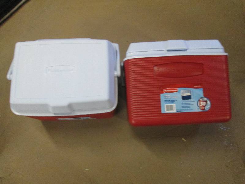 lot 52 image: 2 rubbermaid 24 qt coolers new ...
