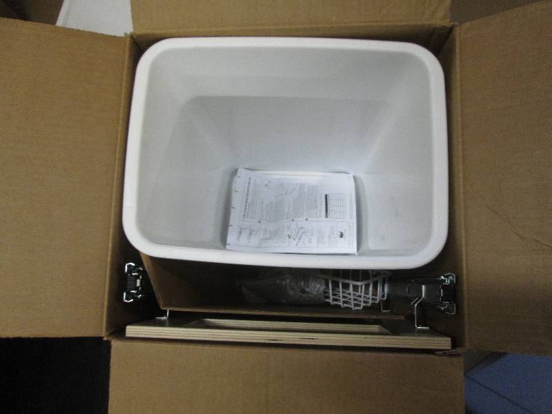 lot 72 image: garbage can lot 4 plastic garbage c...