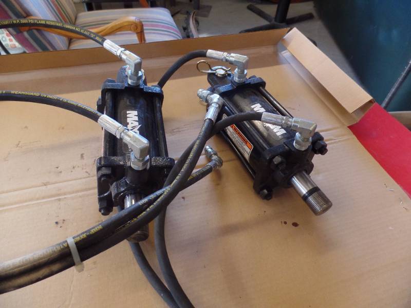 lot 602 image: Hydraulic Cyclinders