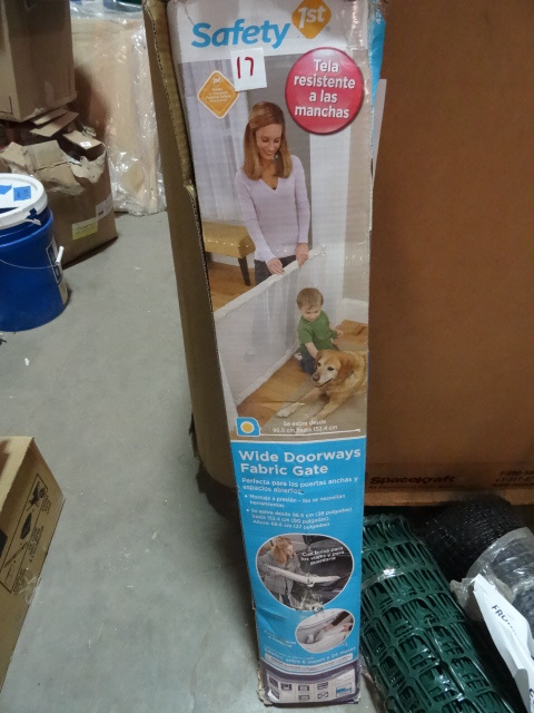 lot 17 image: NEW SafetyFirst Wide Door Fabric Child and Pet gate