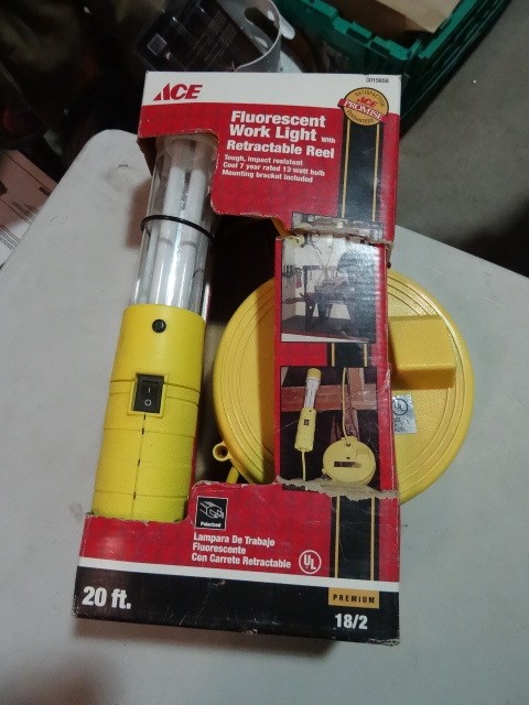 lot 125 image: NEW Retractable Cord Work Light Fluorescent 20 ft 182 Guage