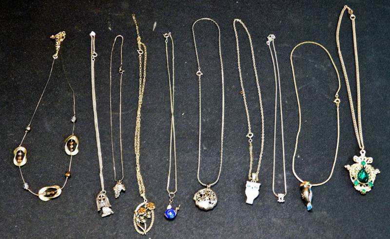 10 necklaces each with a pendant