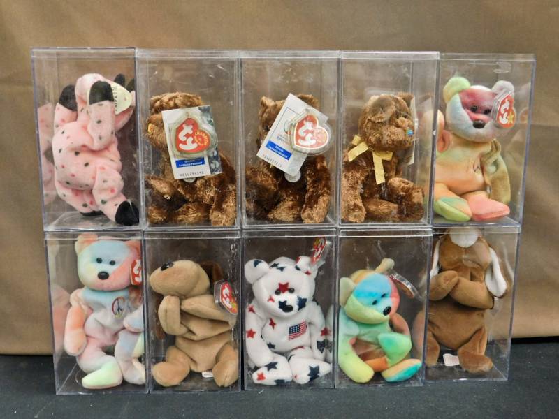 10 beanie babies in clear boxes