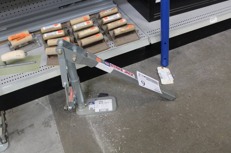 lot 9 image: Stake Jack Stake Puller