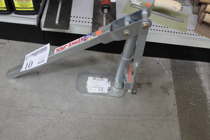 lot 10 image: Stake Jack Stake Puller