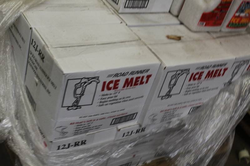 lot 32 image: Lot of (2) Boxes of Road Runner Ice Melt