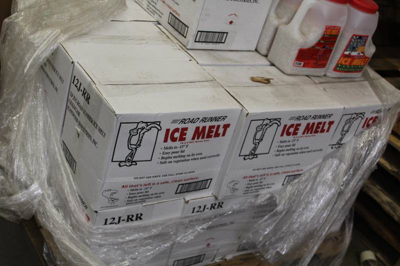 lot 38 image: Lot of (2) Boxes of Road Runner Ice Melt