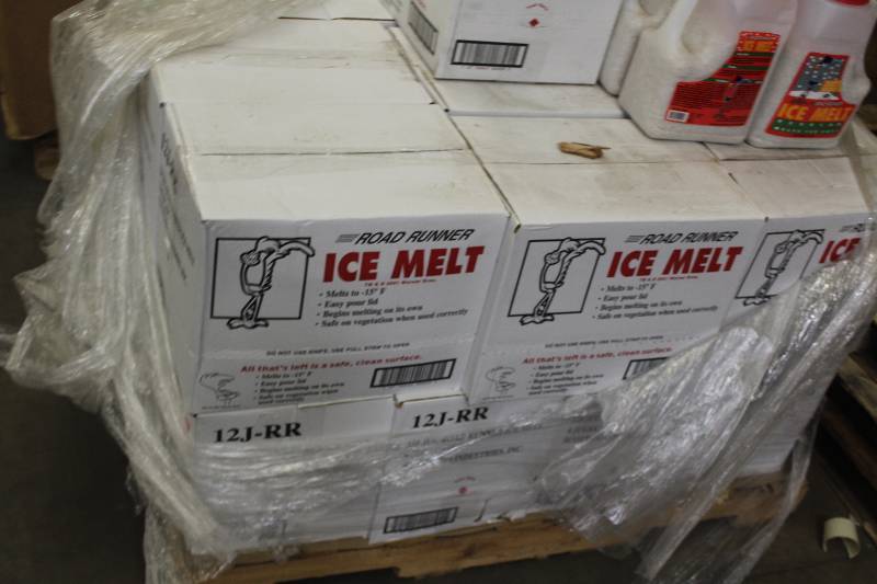 lot 39 image: Lot of (2) Boxes of Road Runner Ice Melt