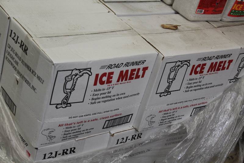 lot 40 image: Lot of (2) Boxes of Road Runner Ice Melt