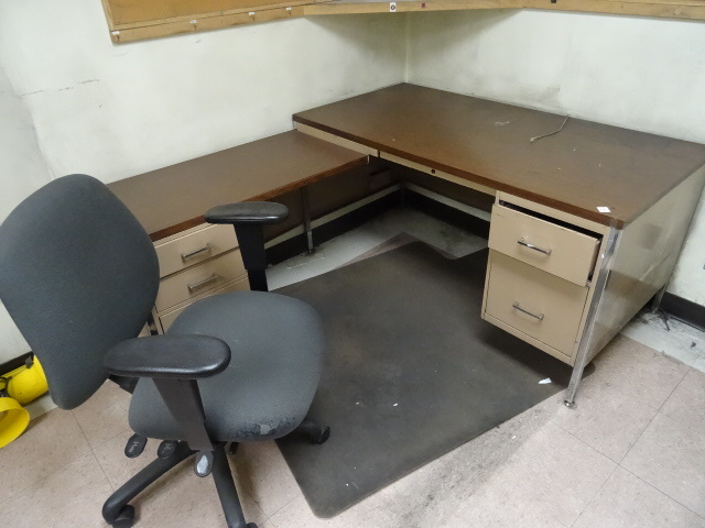 lot 25 image: L shaped metal desk. Office chair o...