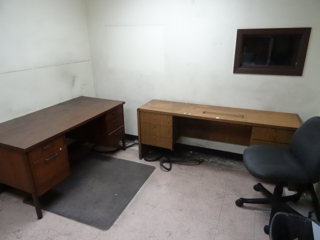 lot 26 image: 5 drawer office desk. Office creden...