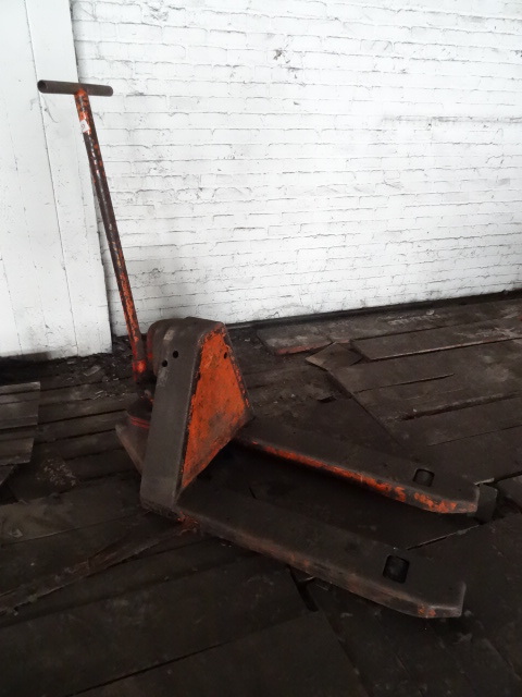 lot 37 image: Vintage pallet jack. Unknown condit...