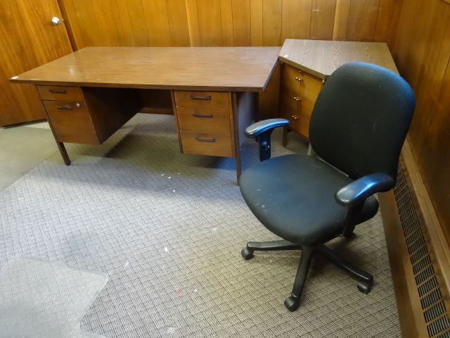 lot 44 image: Wood 5 drawer office desk with corn...