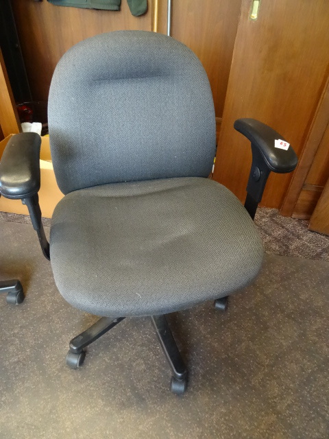 lot 65 image: Office chair on wheels....