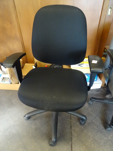 lot 67 image: Office chair on wheels....