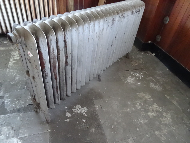 lot 72 image: Cast iron radiator. 25 fins. 63 x 9...
