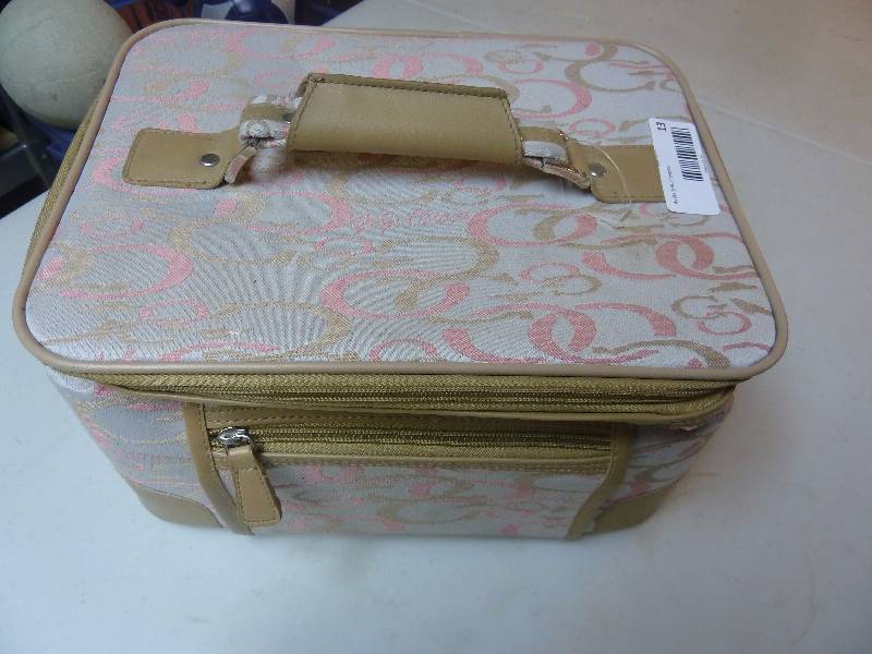 lot 13 image: GiGi Olivia Travel Make Up Case