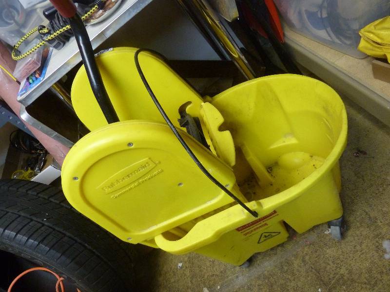 lot 22 image: Commercial Rubbermaid Mop Bucket & Wringer