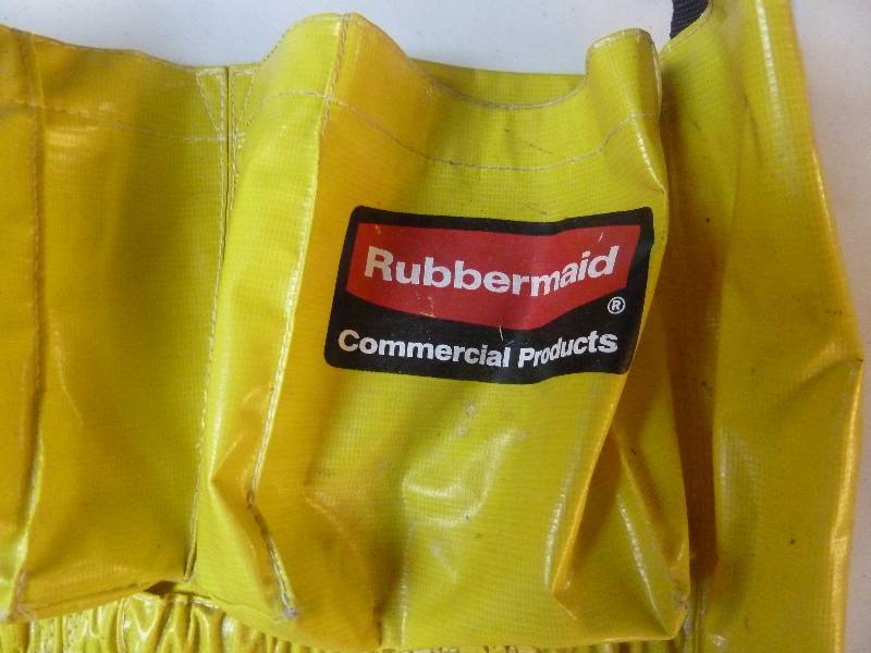 lot 40 image: Commercial Rubbermaid Caddy Bag