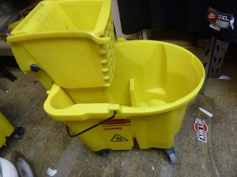 lot 50 image: Commercial Rubbermaid Mop Bucket & Wringer