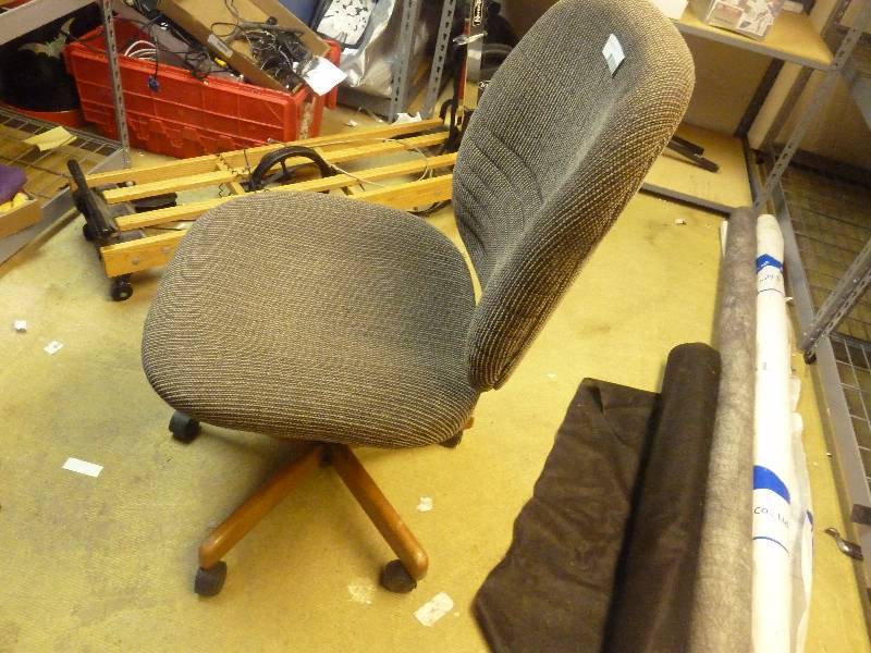lot 65 image: Office Chair