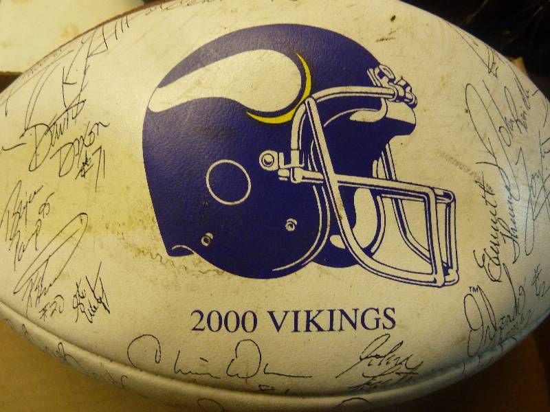 lot 84 image: Minnesota Vikings 2000 Team Autographed Football
