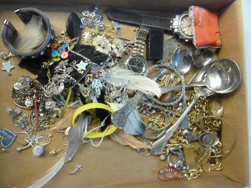 lot 89 image: Costume Jewelry