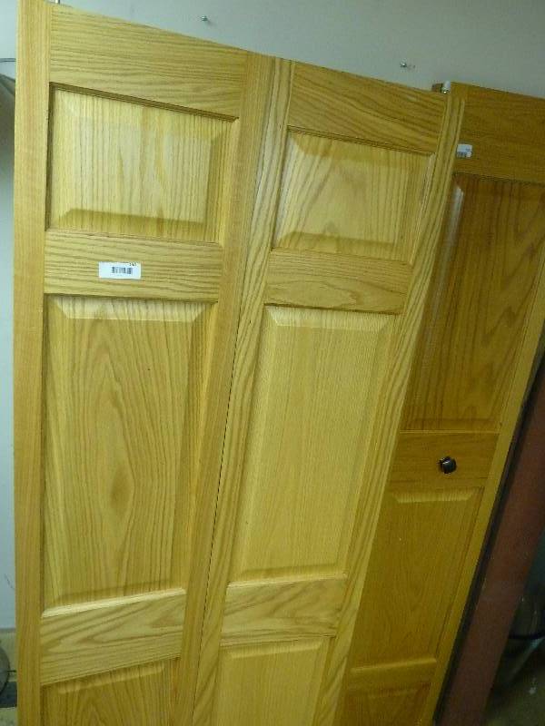lot 150 image: Solid Oak Bi-Fold Door