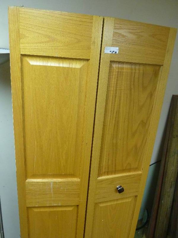 lot 149 image: Solid Oak Bi-Fold Door