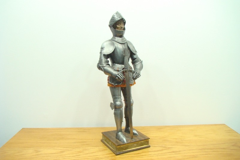 25 Metal Armored Soldier with Sword