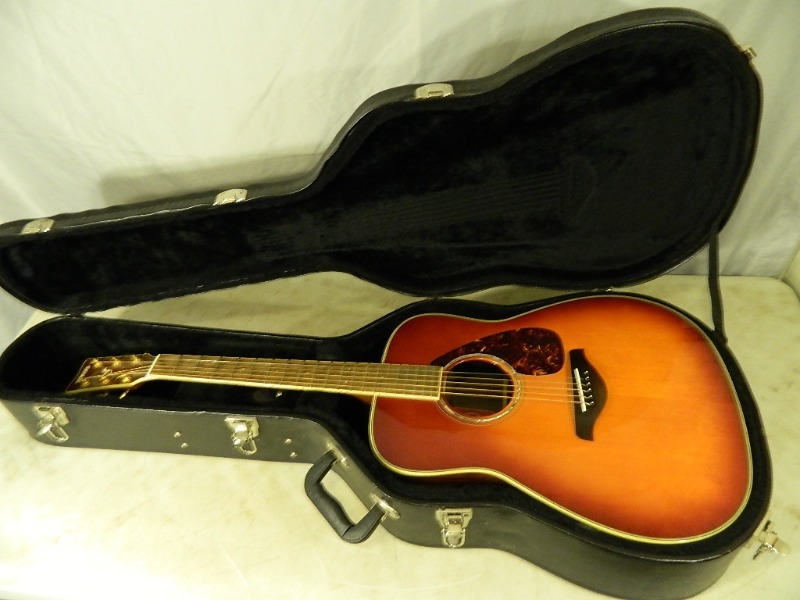 lot 1 image: Yamaha Acoustic Guitar with Case