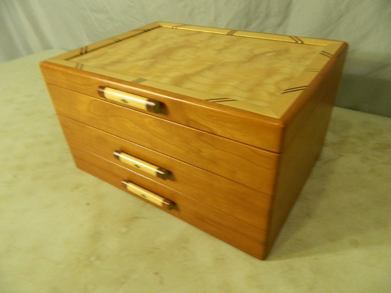 lot 19 image: Heartwood Creations Wood Jewelry Box