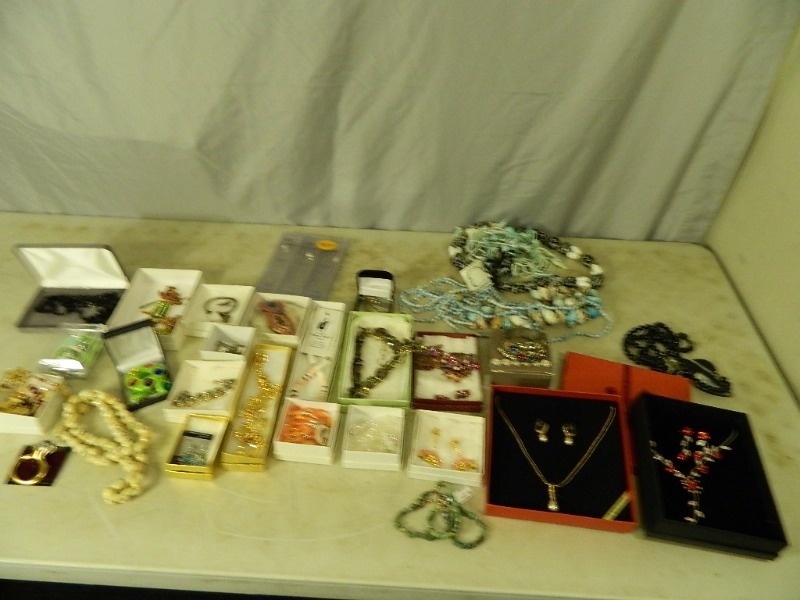 lot 35 image: Estate Jewelry