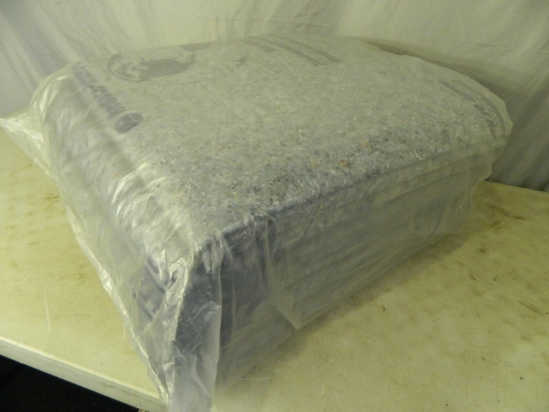 lot 73 image: 6 New Moving Blankets