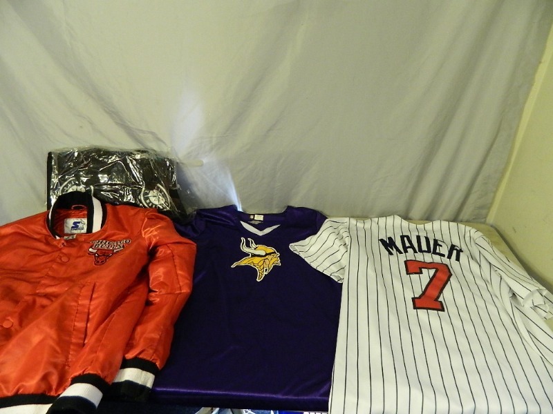 lot 95 image: Sports Collectibles