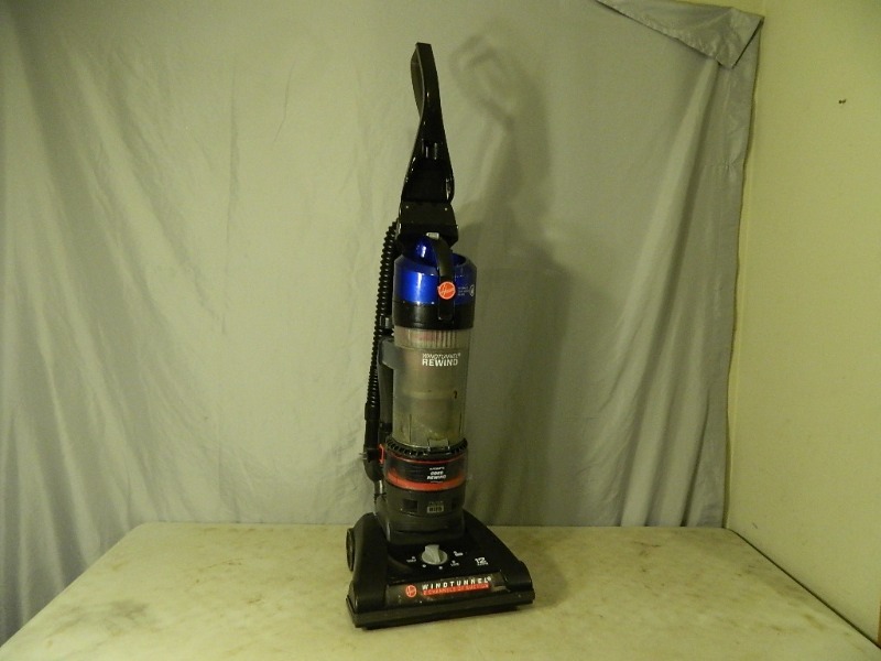 lot 131 image: Hoover Bagless Vacuum
