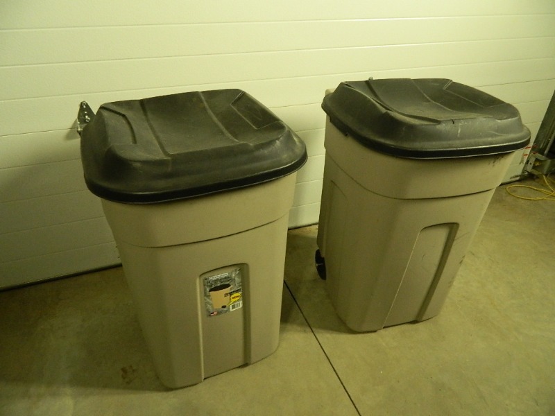 lot 142 image: 2 - 34 Gallon Rolling Bins with Lids