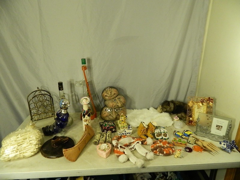 lot 207 image: Collectible Liquor Bottles, Decor, and More