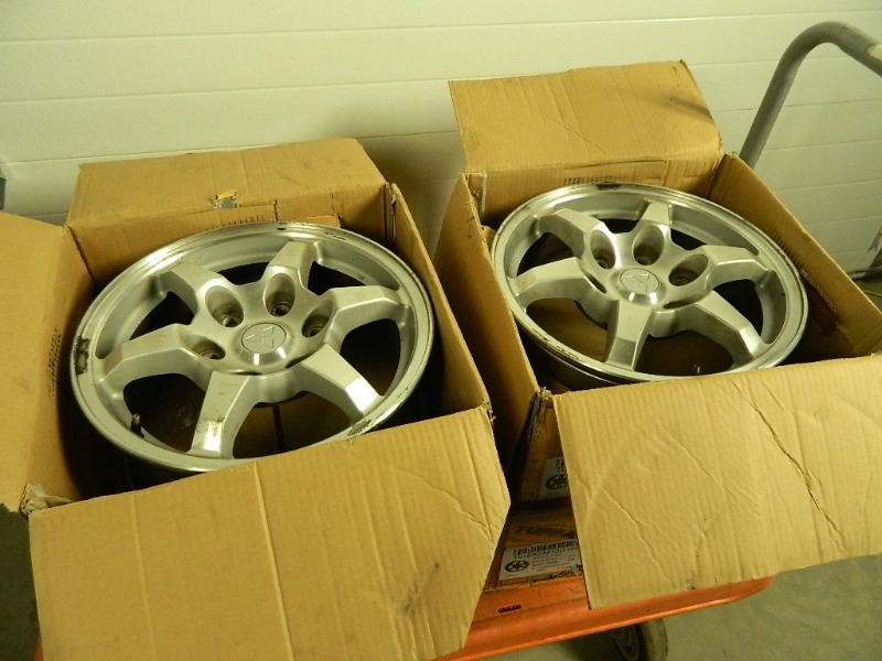lot 61 image: Set of 4 Mitsubishi Aluminum Wheels