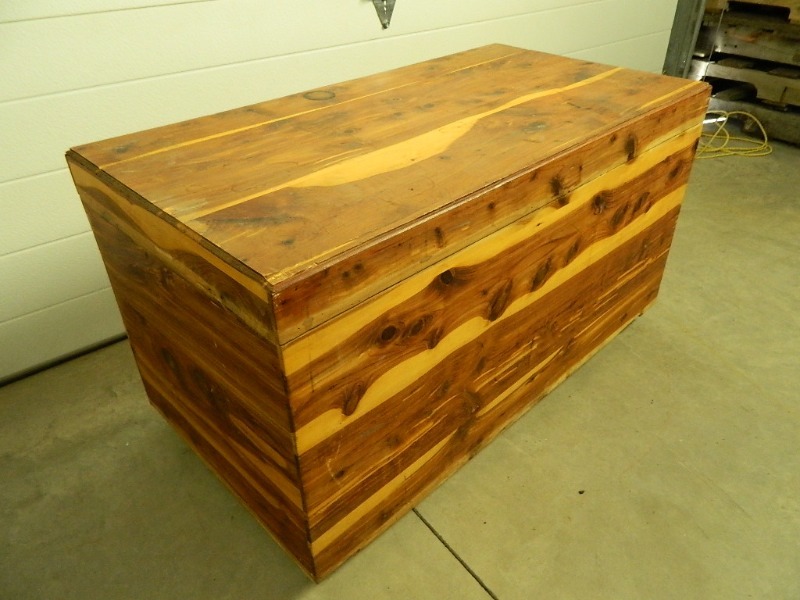 lot 62 image: Wood Chest