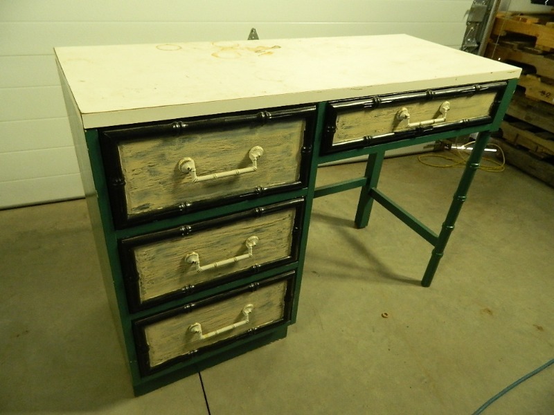 lot 152 image: Cute Desk