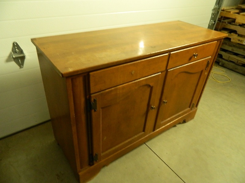 lot 173 image: Ethan Allen Buffet Cabinet